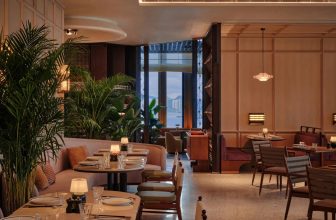 尖沙咀金普頓酒店 Hillside 官方宣傳圖 — 半自助午餐及晚餐自助區前菜、炭燒帝皇三文魚主菜 (KKday 官方圖片)