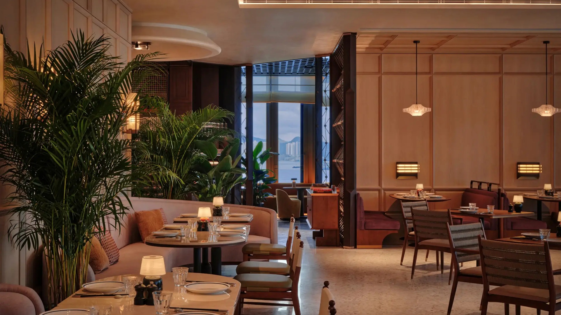 尖沙咀金普頓酒店 Hillside 官方宣傳圖 — 半自助午餐及晚餐自助區前菜、炭燒帝皇三文魚主菜 (KKday 官方圖片)
